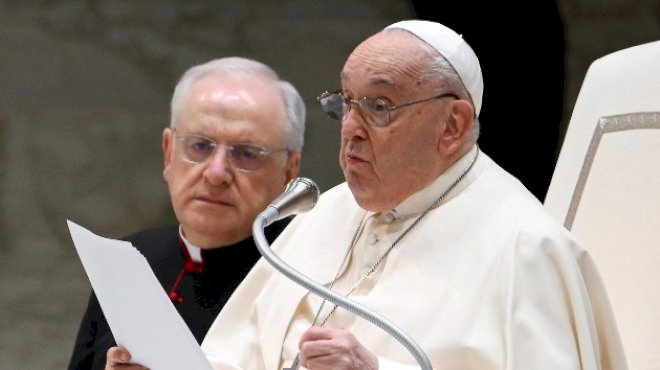 pope-francis-falls,-injures-arm-at-residence,-vatican-officials-say