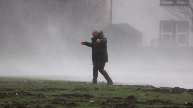 storm-slamming-ireland-and-uk-is-‘a-likely-danger-to-life,’-according-to-official