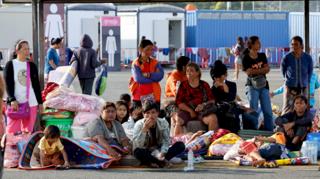 7-civilians-killed,-thousands-displaced-amid-thailand-cambodia-border-clashes