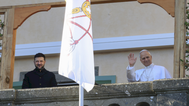pope-leo-meets-zelenskyy,-calls-for-‘just-and-lasting’-peace-in-ukraine