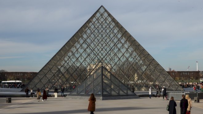 french-watchdog-details-uncertainty-over-louvre-security-cameras-during-heist