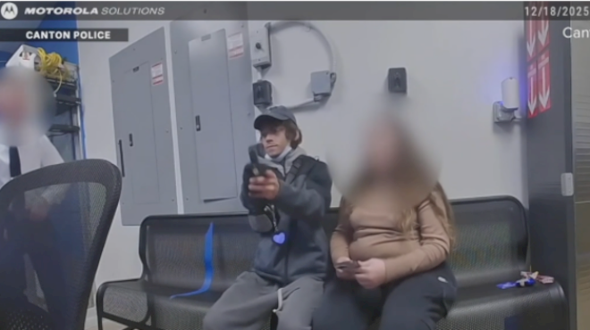 dramatic-video-captures-accused-shoplifter-allegedly-pulling-a-gun-on-ohio-police-officer