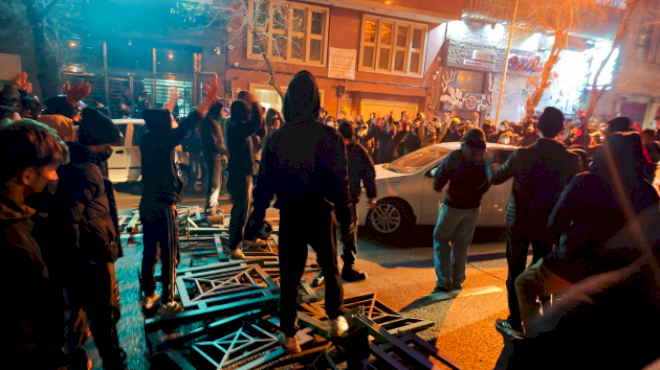 iran-protests:-iranian-airspace-reopens-amid-fears-of-us-strikes