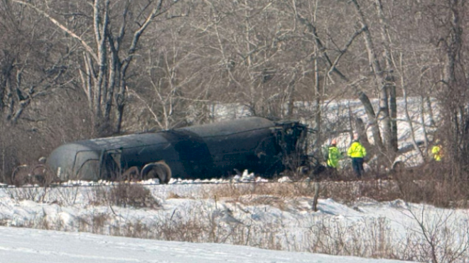 freight-train-carrying-flammable-liquids-derails-in-connecticut,-prompting-shelter-in-place:-officials