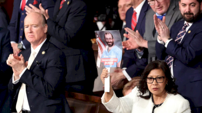 trump-didn’t-mention-them,-but-renee-good-and-alex-pretti-loomed-over-state-of-the-union-address