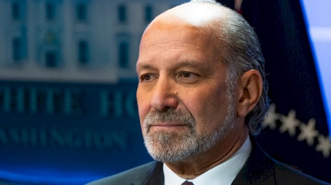 doj-reposts-purported-photo-of-howard-lutnick-on-epstein’s-island