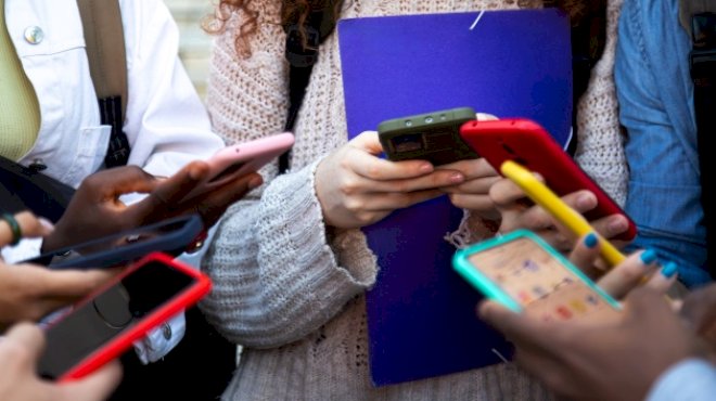 british-prime-minister-announces-social-media-ban-for-kids-16-and-under