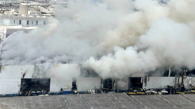 la-warehouse-fire-continues-to-burn-as-officials-warn-residents-of-air-quality-issues