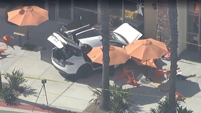 car-crashes-into-cafe-in-simi-valley,-killing-1-and-injuring-5