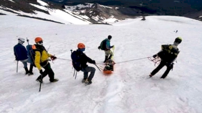 woman-rescued-after-surviving-1,500-foot-drop-during-mt.-shasta-climb