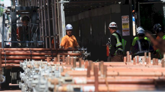 manhattan-streets-begin-to-reopen-as-crews-stabilize-compromised-high-rise-building