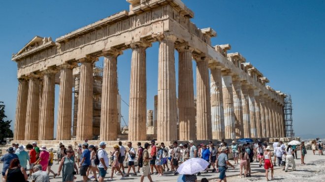 2-americans-stabbed-outside-the-acropolis-in-greece